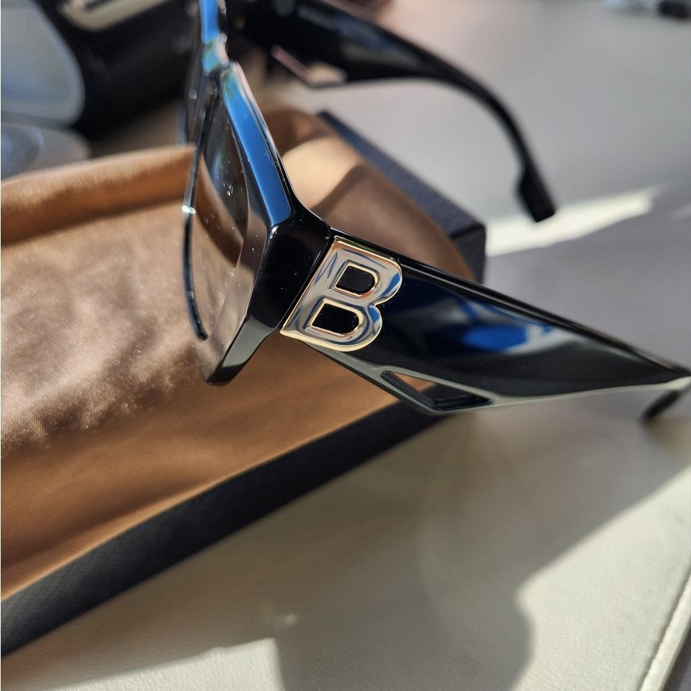 BURBERRY Motif Black Rectangle Sunglasses - Picture 2 of 9